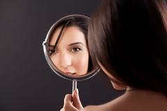 Ποια η επίδραση των ορμονών στο δέρμα ανάλογα με την ηλικία;