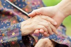 Η άλλη όψη του brain-drain: Οι ηλικιωμένοι γονείς που μένουν πίσω