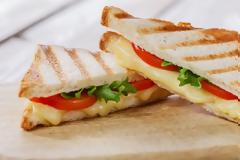 Όλα όσα μπορεί να αποκαλύψει για την προσωπικότητά σου ο τρόπος που κόβεις το τοστ!