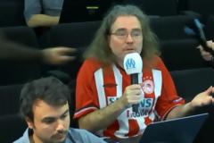 Γάλλος δημοσιογράφος με τη φανέλα του...Ολυμπιακού