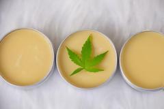 Πώς η κάνναβη έγινε το πιο hot stuff της γυναικείας ομορφιάς