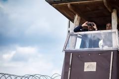 Μεταναστευτικό: Όρμπαν και Σαλβίνι πόζαραν στις κάμερες μπροστά από τον συρμάτινο φράκτη