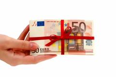 «Δώρο εορτών» 1,14 δισ. ετοιμάζει η κυβέρνηση για συνταξιούχους και δημοσίους υπαλλήλους