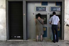 Eρχονται χρεώσεις στις αναλήψεις μετρητών μέσω ΑΤΜ