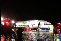 Boeing 737 με 136 επιβαίνοντες κατέληξε από τον διάδρομο προσγείωσης σε ποτάμι