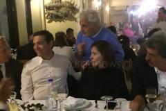 Με… το μισό υπουργικό για φαγητό στο λιμάνι των Χανίων ο Τσίπρας και η Μπαζιάνα