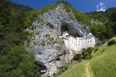 Μεσαιωνικό κάστρο χτισμένο σε μια σπηλιά