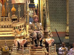 Φωτογραφία για Ταϊλάνδη: Τριήμερες τελετές για τη στέψη του «βασιλιά με το μπουστάκι»