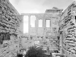 Φωτογραφία για Σύμφωνα με την μυθολογία η θεά Αθηνά έδωσε μια ήμερη ελιά στους Αθηναίους η οποία αναπτύχθηκε στο βράχο της Ακρόπολης δίπλα στο Ερέχθειο.