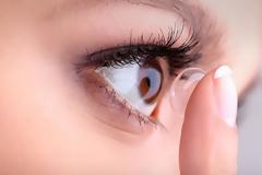 Οι σοκαριστικές φωτογραφίες που δείχνουν γιατί δεν πρέπει να κοιμάστε με τους φακούς επαφής