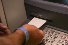 Ξεκίνησε η χρέωση στις αναλήψεις από ATM - Τι ισχύει για την Ελλάδα