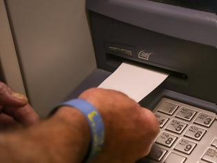 Φωτογραφία για Ξεκίνησε η χρέωση στις αναλήψεις από ATM - Τι ισχύει για την Ελλάδα
