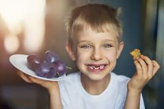 Στοματική υγιεινή: Οι τροφές που βοηθούν τα παιδικά δόντια να παραμείνουν… γερά και δυνατά