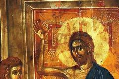 Μᾶς δείχνει τα τρυπημένα χέρια του καi τα πόδια Tου,κ᾿ ἐμεῖς λέμε πως δεν τα βλέπουμε