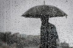 Βροχές χωρίς λάσπη και καταιγίδες μέχρι την Τρίτη, καθώς και πτώση της θερμοκρασίας από τη Δευτέρα