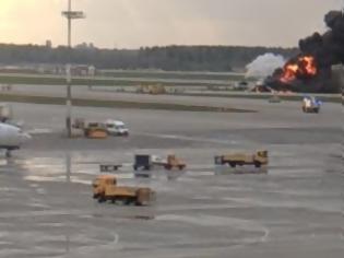 Φωτογραφία για Ασύλληπτη τραγωδία στη Μόσχα - Τουλάχιστον 13 νεκροί από πυρκαγιά σε αεροσκάφος μετά από κεραυνό (pics+vid)