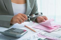 Ελεγκτής της ΑΑΔΕ πρώτα έφαγε ξύλο από καταστηματάρχη και μετά… συνελήφθη