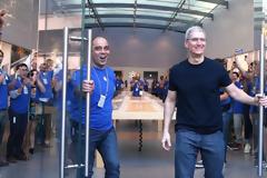 Ο Tim Cook συμμετείχε στην ετήσια συνάντηση των μετόχων της Berkshire Hathaway.