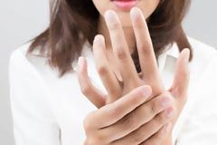 Μούδιασμα στα άκρα: Τι μπορεί να δείχνει για την Υγεία σας