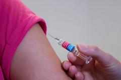 Πρόστιμο €2.500 για όσους δεν εμβολιάζουν τα παιδιά τους κατά της ιλαράς προτείνει ο Γερμανός υπ. Υγείας