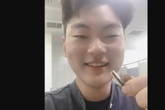 Κατάπιε κατά λάθος τα ασύρματα ακουστικά του κι εκείνα δούλευαν κανονικά στο στομάχι του