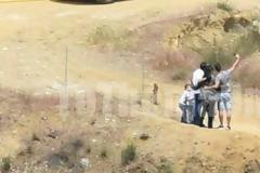 Ας βγάλουμε μία ωραία φωτογραφία στο μέρος όπου ένας άντρας φέρεται να πετούσε άψυχα σώματα