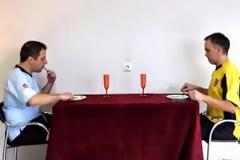 Έτσι τρώνε οι ποδοσφαιριστές! Ξεκαρδιστικό βίντεο…