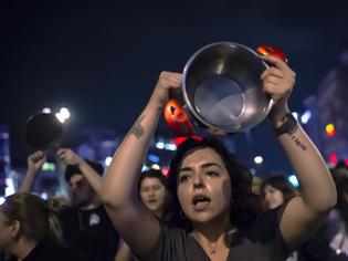 Φωτογραφία για Διαμαρτυρία με κατσαρόλες στην Κωνσταντινούπολη - Στους δρόμους οι υποστηρικτές του Ιμάμογλου