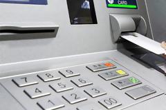 Πόσο κοστίζει η ανάληψη μετρητών από ΑΤΜ άλλης τράπεζας στην Ελλάδα και το εξωτερικό