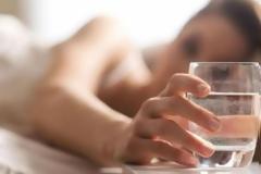 Τι θα συμβεί στον οργανισμό σας αν πίνετε νερό μόλις ξυπνάτε