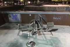 Νέoς βανδαλισμός στη Νέα Παραλία: Ανεγκέφαλοι ...έβαλαν στο «μάτι» το υπαίθριο γυμναστήριο