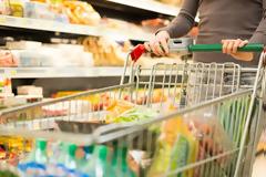 Μείωση ΦΠΑ: Αυτά είναι τα τρόφιμα και οι υπηρεσίες που θα φτηνύνουν