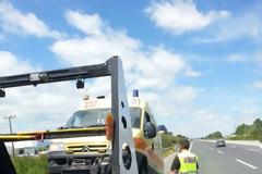 Παραλίγο τραγωδία: «Έσκασε» το λάστιχο ασθενοφόρου του ΕΚΑΒ Πιερίας στην Εθνική Οδό – Απίστευτες φωτογραφίες