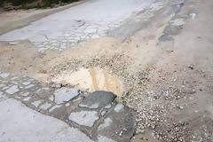 Βομβαρδισμένος δρόμος στην Ιξιά - φωτος