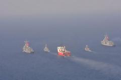 Σκηνικό έντασης στην ΑΟΖ στήνει η Τουρκία: Έστειλε 10 πολεμικά πλοία για τον 