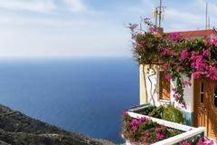 Οδοιπορικό στον Όλυμπο της Καρπάθου – Είναι αυτό το μυστικό χωριό της Ελλάδας όπου «κυβερνούν» οι γυναίκες;