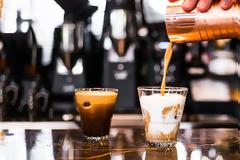 Παρά τις εξαγγελίες Τσίπρα: Στον ΦΠΑ 24% παραμένουν καφές, αναψυκτικά και χυμοί