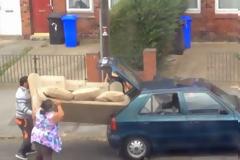 Οικογένεια προσπαθεί να φορτώσει έναν καναπέ σε αυτοκίνητο