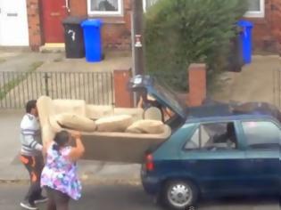 Φωτογραφία για Οικογένεια προσπαθεί να φορτώσει έναν καναπέ σε αυτοκίνητο