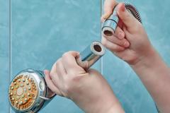 ΠΡΟΣΟΧΗ: Κίνδυνος σοβαρών πνευμονικών λοιμώξεων αν δείτε το τηλέφωνο του ντους να είναι έτσι…