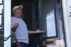 Εκτός BBC ραδιοφωνικός παραγωγός που παρομοίασε το βασιλικό μωρό ...με χιμπαντζή