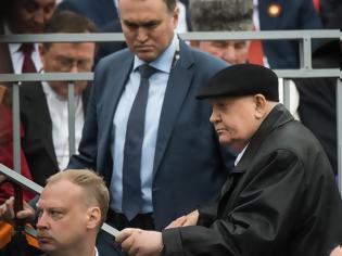 Φωτογραφία για Αγνώριστος ο Γκορμπατσόφ στην παρέλαση για την Ημέρα της Νίκης