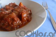 Μοσχαράκι κοκκινιστό με κρασί