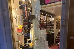 Με πτυσσόμενα γκλοπ και βαριοπούλες τα έσπασαν στη Βουκουρεστίου και τη Βαλαωρίτου