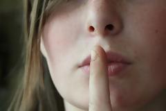 Αυτή η πόλη απαγόρευσε διά νόμου το κουτσομπολιό