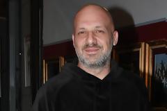 Απίστευτο! Δείτε ποιος κρύβεται πίσω από τις ατάκες του Νίκου Μουτσινά...