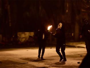 Φωτογραφία για Eπιθέσεις με μολότοφ εναντίον αστυνομικών σε Πολυτεχνείο και Χαριλάου Τρικούπη