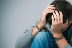 Αγρίνιο: Σύλληψη 15χρονου για ναρκωτικά – Χειροπέδες και στον πατέρα του!