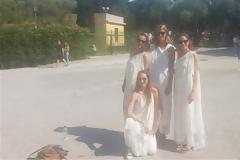 Ακρόπολη: Γερμανίδες τουρίστριες «έφαγαν πόρτα», επειδή φορούσαν αρχαιοελληνική ενδυμασία!