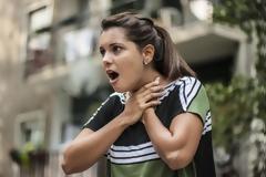 Τι πρέπει να κάνετε αν είστε μόνοι και πνίγεστε; Εφαρμόστε τη μέθοδο Heimlich στον εαυτό μας